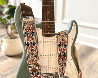 Correa de guitarra estilo retro con diseño floral beige, hecha de cuero genuino, correa ajustable para guitarras acústicas, eléctricas o bajos, regalo para músicos.