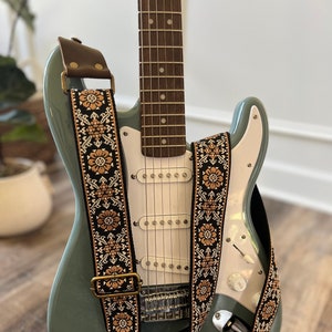 Gitaarband in retrostijl met bloemenprint, gemaakt van echt leer, verstelbaar voor akoestische, elektrische of basgitaren, ideaal cadeau voor muzikanten.