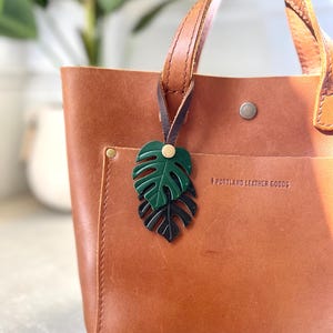 Dije de cuero con forma de hoja de monstera para bolso, accesorio de cuero italiano con cierre a presión, dije bohemio para bolso, regalo para amantes de las plantas, hecho en EE. UU.