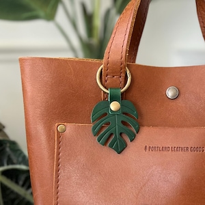 Adorno de piel con forma de hoja de monstera para bolso, estilo bohemio, llavero de piel, regalo para amantes de las plantas