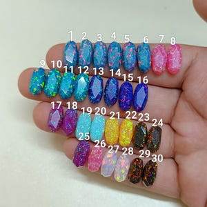 Bello Aurora Opal Weiß funkelnde Regenbogen Ovalform Synthetischer Loser Opal Edelstein Cabochon 7 x 14 mm für die Schmuckherstellung