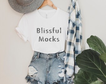 Bella Canvas 3001 Mockup | Bella Canvas weißes T-Shirt Mockup | Weißes T Shirt Mockup | Hängendes Mockup | Gebunden T-Shirt Mockup | Glückselige Mocks