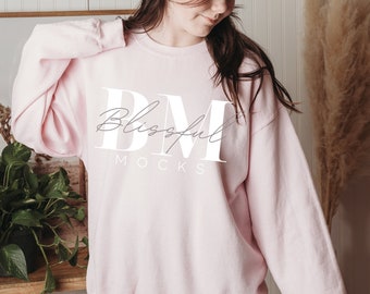 Maqueta de sudadera rosa suave, maqueta de Gildan 18000, maqueta de jersey de cuello redondo Gildan PINK, maqueta de sudadera Gildan, maqueta de modelo Gildan 18000 PINK