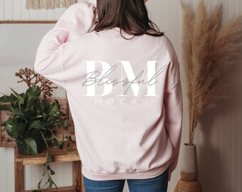 Maqueta de sudadera rosa suave, maqueta de Gildan 18000, maqueta de jersey de cuello redondo Gildan PINK, maqueta de sudadera Gildan, maqueta de modelo Gildan 18000 PINK
