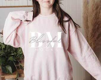 Maqueta de sudadera rosa suave, maqueta de Gildan 18000, maqueta de jersey de cuello redondo Gildan PINK, maqueta de sudadera Gildan, maqueta de modelo Gildan 18000 PINK