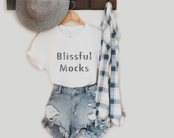 Bella Canvas 3001 Mockup | Bella Canvas weißes T-Shirt Mockup | Weißes T Shirt Mockup | Hängendes Mockup | Gebunden T-Shirt Mockup | Glückselige Mocks