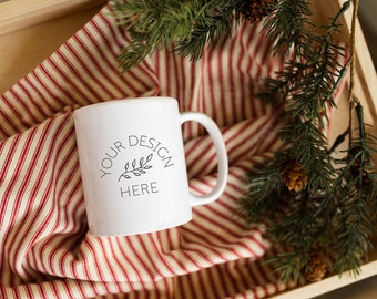 Mockup kerstmok | Mockup kerstmis koffiemok | Mockup koffiekopje voor de feestdagen | Gestileerde koffiemok Stock Photo | Mockup met gestileerde mok