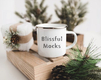 Muggmodell, julmuggmodell med lägereld, tom vit 330 ml emaljmugg med lägereldsstil, stockbilder, kaffemuggmodell, digital JPG