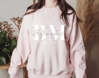 Maqueta de sudadera rosa suave, maqueta de Gildan 18000, maqueta de jersey de cuello redondo Gildan PINK, maqueta de sudadera Gildan, maqueta de modelo Gildan 18000 PINK