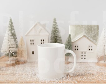 Maqueta de taza de café de vidrio blanca en blanco para Navidad: fotografía de stock con estilo, maqueta de diseño gráfico de fotografía de taza navideña, descarga digital JPG