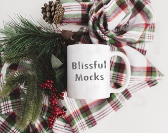 Maqueta de taza de café de vidrio blanca en blanco para Navidad: fotografía de stock con estilo, maqueta de diseño digital de fotografía de taza navideña, maqueta de taza navideña