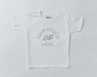 Puede incluir: Camiseta blanca con un diseño sencillo que dice "YOUR DESIGN HERE" con un pequeño gráfico de rama.