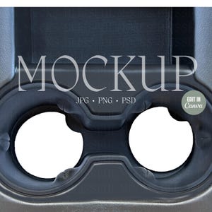 Pode incluir: Um porta-copos de plástico preto com duas aberturas circulares. O porta-copos é projetado para caber em um carro ou caminhão. O texto "MOCKUP" é impresso em branco na parte superior do porta-copos. O texto "JPG - PNG - PSD" é impresso em branco abaixo do porta-copos. O texto "EDIT IN Canva" é impresso em branco em um círculo verde no canto superior direito da imagem.