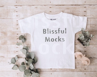 Maqueta de camisa blanca de Gildan, camisa blanca para niño pequeño, maqueta de camiseta blanca de Gildan, maqueta de camisa para niño, maqueta de camisa para niño,