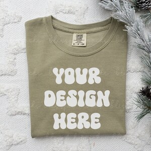 Khaki Komfortfarben 1717 Mockup Komfortfarben Mockup Falten Winter Weihnachten Shirt Mockup Komfortfarben Khaki TShirt Mockup