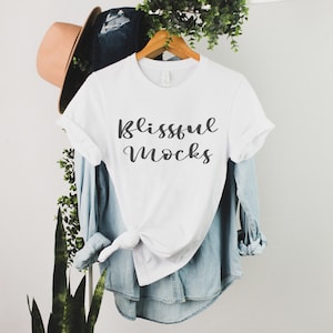 Bella Canvas 3001 wit T-shirtmodel | Bella Canvas 3001 mock-up | Mockup wit T-shirt | Hangend model | Mockup gebonden T-shirt | 3001 wit