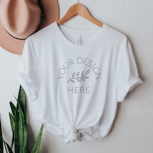 Bella Canvas 3001 mock-up | Bella canvas wit T-shirtmodel | Mockup wit T-shirt | Hangend model | Mockup gebonden T-shirt | Zalige spotten