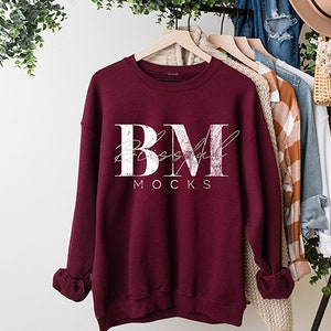 Peut inclure: Sweat-shirt bordeaux avec un motif blanc qui dit "BM" et "MOCKS" dans une police d'&eacute;criture manuscrite.