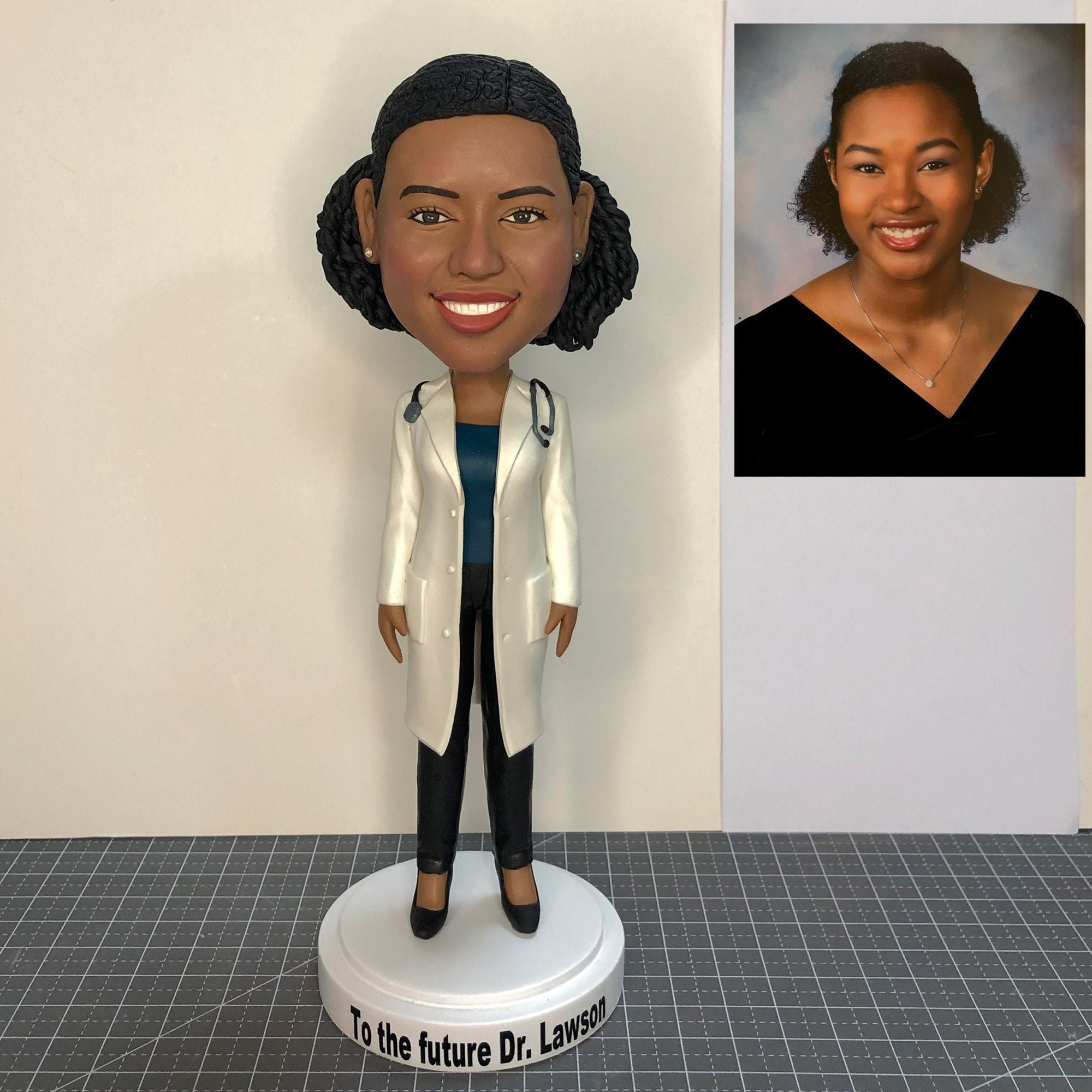 Figurine Personnalisée De Chercheur Assis Avec Rapport – Bobblehead Sur Mesure à Partir De Photo, Cadeau Unique Pour Scientifiques Et Étudiants
