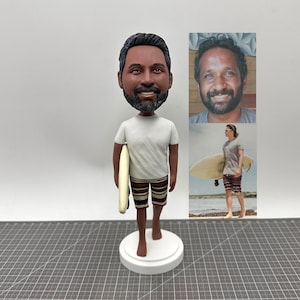 Benutzerdefinierte Surfen Bobbleheads für Ehemann, benutzerdefinierte Sport Bobblehead auf Surfbrett, benutzerdefinierte Strand Surfen Figuren für Freund