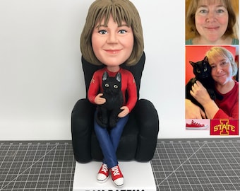 Custom Bobblehead Clay Figurines Based on Customers' Photos, Custom Mother Bobbleheads Sitting On Sofa, Personalized Mother Christmas Gift