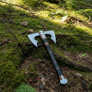 Handgefertigte Doppelspitz Wikinger Axt: Mittelalterliche Streitaxt mit Lederscheide