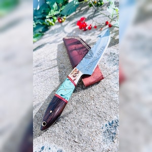 Handgefertigte Gut Hook Jagdmesser aus Damaststahl: Griff aus Rosenholz, Lederscheide