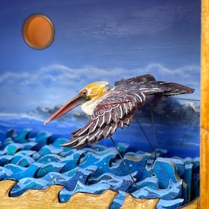 Pelican Automata. Dipinto a olio e uccello che vola sul mare, scultura cinetica in legno. Opzione personalizzata.