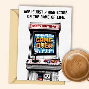 Cartão de aniversário com tema de jogo retrô - A idade é apenas uma pontuação alta no jogo da vida - Download digital divertido para impressão