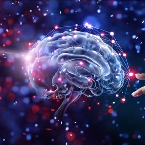 Puede incluir: Una representación digital de un cerebro humano con una red de líneas rojas y azules brillantes que conectan diferentes partes del cerebro. Una mano se extiende para tocar uno de los puntos brillantes del cerebro.
