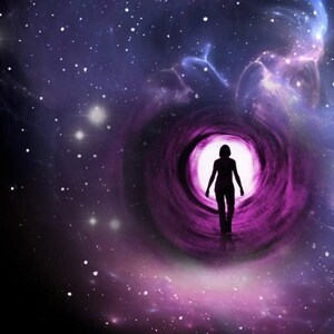 Puede incluir: Silueta de una persona caminando hacia una luz brillante al final de un túnel arremolinado de color púrpura oscuro. El túnel está rodeado por un fondo cósmico estrellado con tonos de púrpura, azul y blanco.