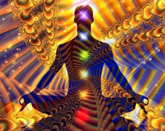 Puede incluir: Una obra de arte digital que representa una figura meditando en posición de loto, sobre un fondo psicodélico. La imagen utiliza una perspectiva de túnel con patrones arremolinados en naranja, amarillo, azul y morado, creando una sensación de profundidad y movimiento.