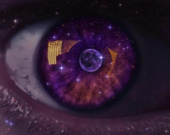 Puede incluir: Primer plano de un ojo humano con un diseño de galaxia en el iris. El iris es de color púrpura intenso con un pequeño planeta y estrellas. El ojo está rodeado de piel oscura y pestañas, con la palabra "RIASTERIA" visible.