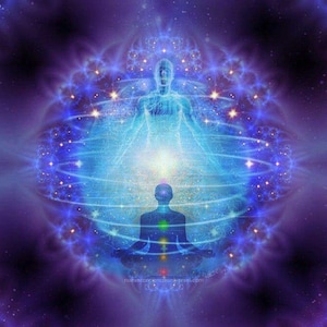 Pode incluir: Uma imagem abstrata azul e roxa com uma figura no centro meditando com uma aura brilhante. A figura tem sete chakras representados por círculos coloridos ao longo da coluna vertebral. O fundo é uma galáxia de estrelas e luz que gira.