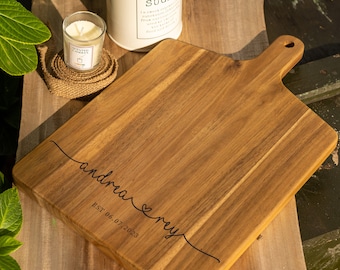 Personalisiertes Charcuterie Brett mit Griff: Servierbrett mit Gravur
