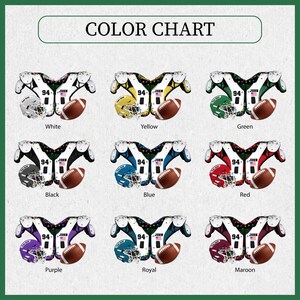 K&ouml;nnte beinhalten: Eine Farbkarte mit Football-Designs. Jedes Design umfasst einen Football-Helm, Schulterpolster und einen Football. Die Karte zeigt verschiedene Farbkombinationen, darunter Wei&szlig;, Gelb, Gr&uuml;n, Schwarz, Blau, Rot, Lila, Royal und Maroon.