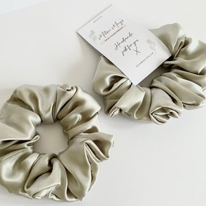 Beige Grau Satin Scrunchie. Handgemachter Seidensatin Scrunchie. Beige Grauer Scrunchie.