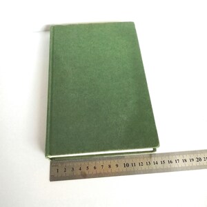 K&ouml;nnte beinhalten: Ein gr&uuml;nes Hardcover-Buch mit wei&szlig;em R&uuml;cken. Das Buch ist 25,4 cm lang.