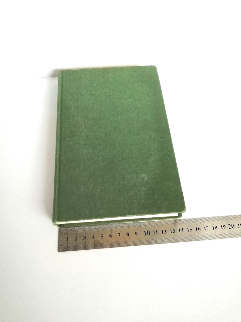 K&ouml;nnte beinhalten: Ein gr&uuml;nes Hardcover-Buch mit wei&szlig;em R&uuml;cken. Das Buch ist 25,4 cm lang.