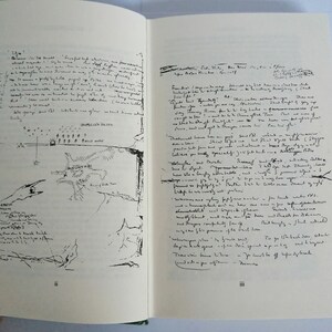 K&ouml;nnte beinhalten: Ein Schwarzwei&szlig;bild eines handgeschriebenen Tagebucheintrags. Der Text handelt von einer Reise und enth&auml;lt die W&ouml;rter "Reise zum dunklen Turm" und "du w&auml;rst nach Afrika gegangen".