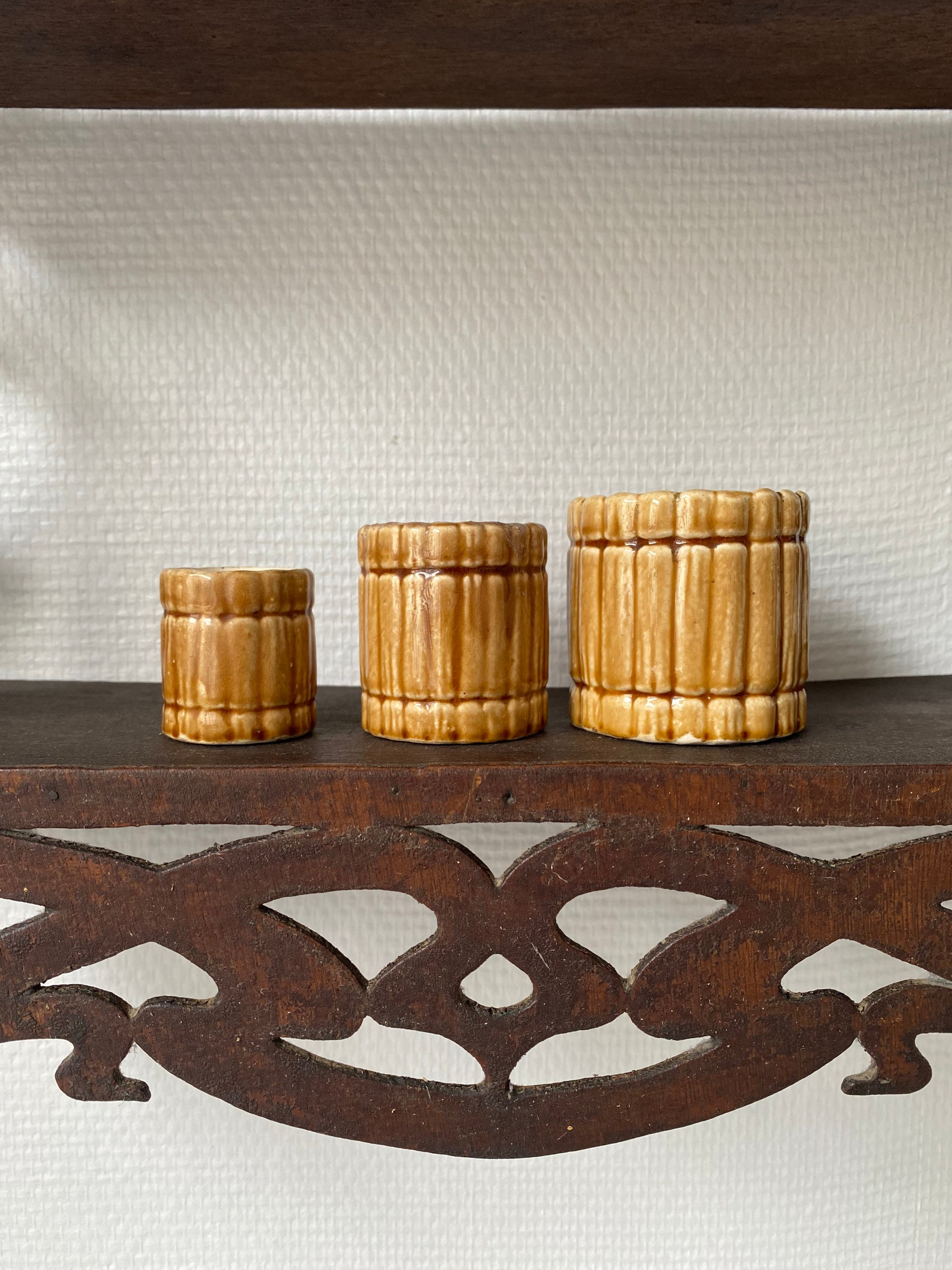 Serie de 3 Petits Pots Anciens en Barbotine.