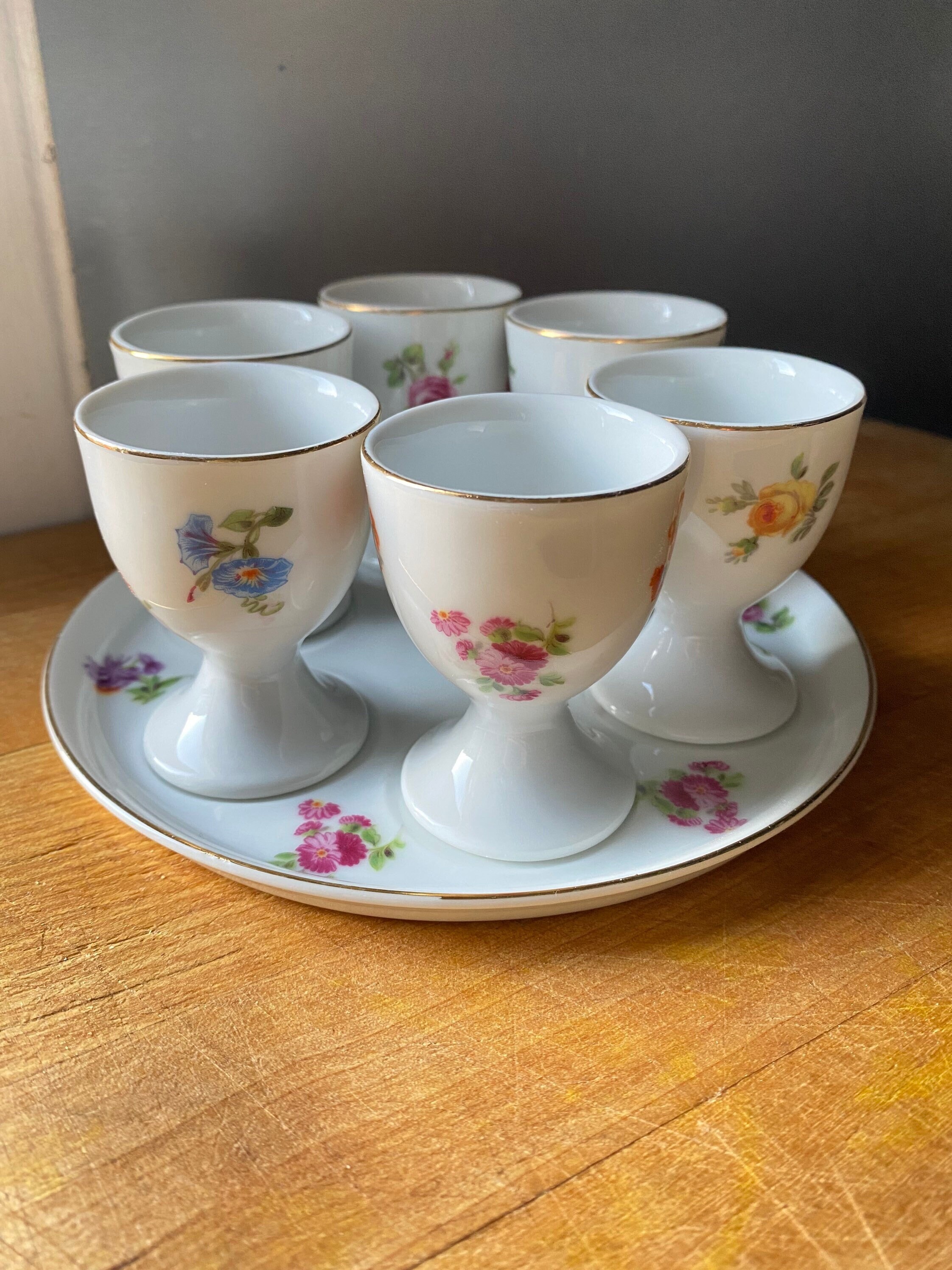 Set de 6 Coquetiers et Leur Plateau en Porcelaine Fleurie