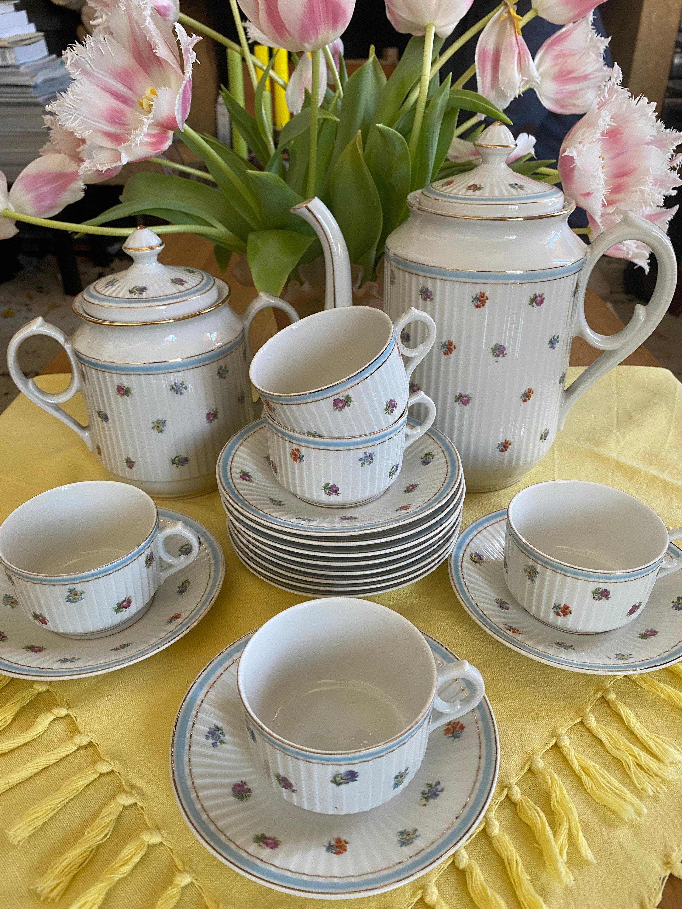 Service à Thé ou Café Ancien en Porcelaine. Motif Fleurs.