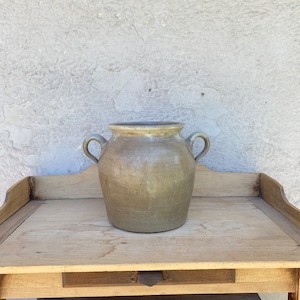 Pot ancien en grès vernissé de couleur beige - Avec anses