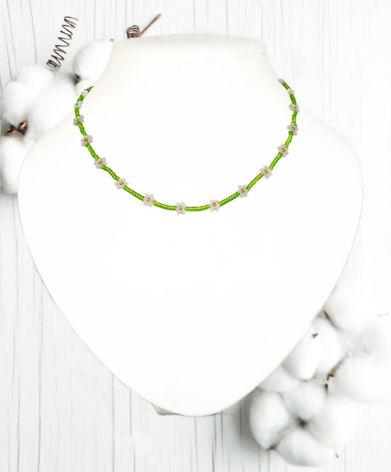 seed bead necklace flower chain bead necklace Custom daisy beaded chokernecklace flower ncklace