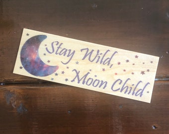 Stay Wild, Moon Child Lesezeichen aus Holz (mit Mond und Sternen in Galaxiefarben)
