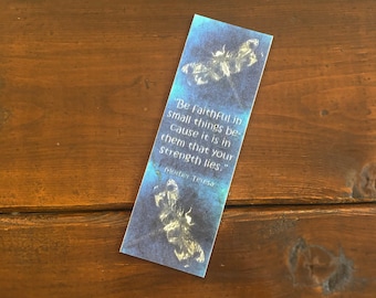 Blaue Libellen Lesezeichen aus Holz mit Mutter Teresa Zitat