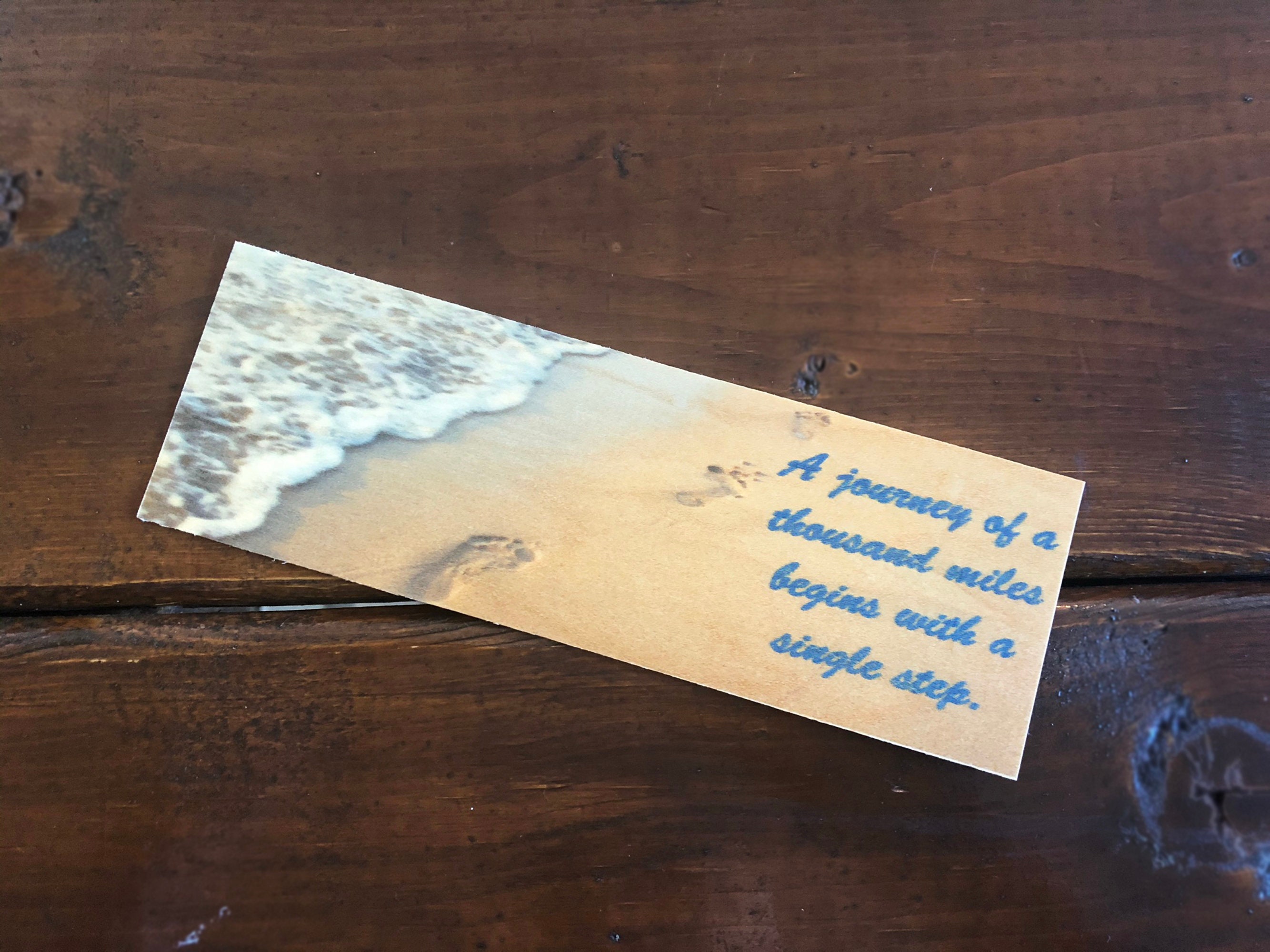 Fußspuren im Sand Lesezeichen aus Holz (Eine Reise von tausend Meilen beginnt mit einem einzigen Schritt)