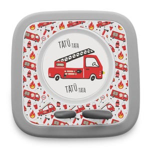 Può includere: Un portapranzo quadrato grigio per bambini con coperchio bianco. Il coperchio presenta un motivo ripetuto di autopompe rosse, fiamme e icone relative al fuoco. Il centro presenta un'illustrazione di autopompa rossa e il testo "TATU TATA".