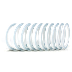 Könnte beinhalten: Eine Rolle weißes Klebeband mit einem hellblauen Rand. Das Band ist zu einer Rolle zusammengerollt und einsatzbereit.